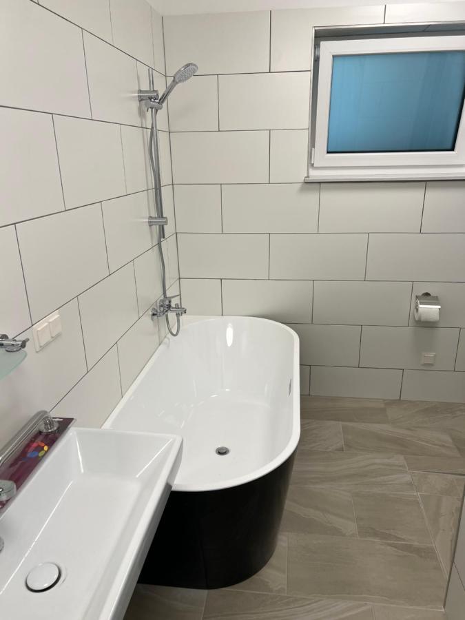 Ruhige Gruene Oase Bei Flughafen Schwechat Eksteriør billede